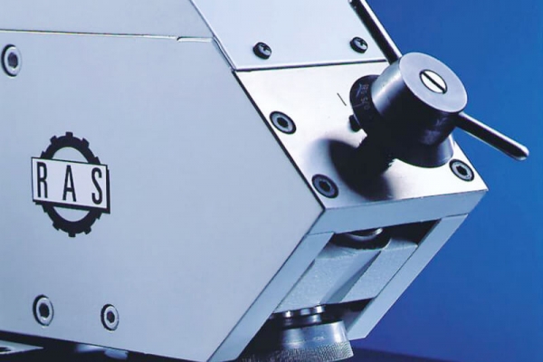 maschine_teil_entnehmenF85CF47A-A450-5F00-1090-79281329BE16.jpg